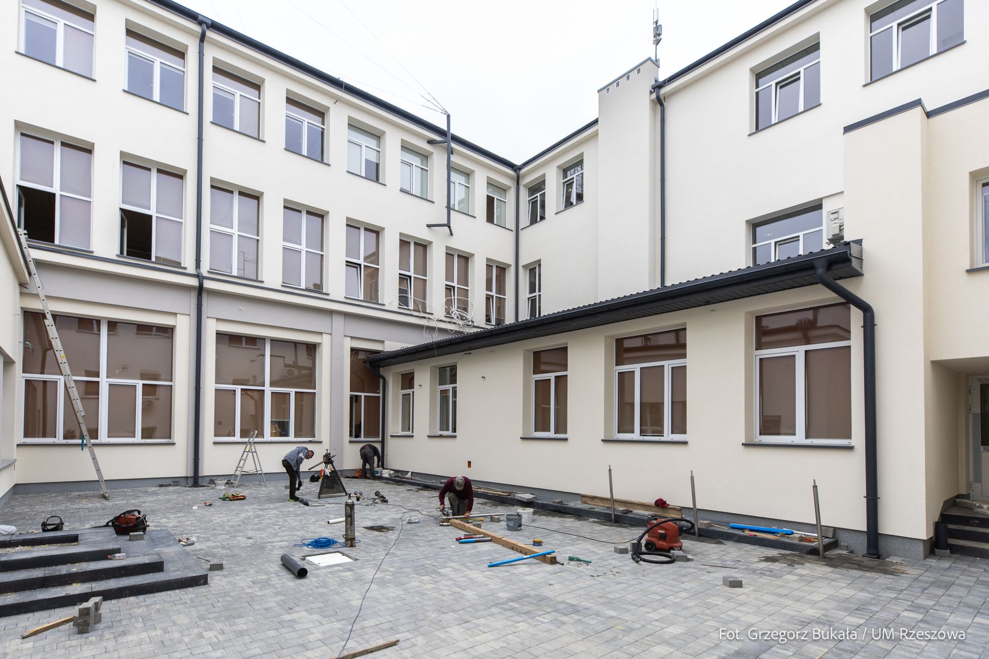 zdjęcie z prac wykończeniowych budynku Zespołu Szkół Elektronicznych przy ul. Hetmańskiej w Rzeszowie, fot. Grzegorz Bukała, Urząd Miasta Rzeszowa